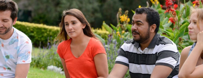 Schüler der Sprachschule in Auckland sitzen im Park