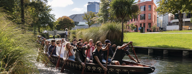 LISA-Sprachreisen-Erwachsene-Englisch-Neuseeland-Christchurch-Ausflug-Boot-Paddeln-Fluss