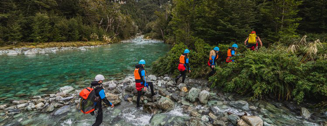 LISA-Sprachreisen-Erwachsene-Englisch-Neuseeland-Queenstown-Freizeit-Fluss-River-Crossing-Wandern