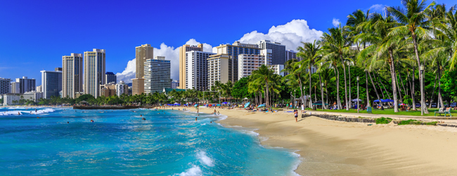 LISA-Sprachreisen-Erwachsene-Englisch-USA-Honolulu-Hawaii-Beach-Hochhaeuser-Promenade