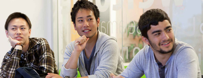 Englisch-Unterricht beim Sprachkurs in Los Angeles Santa Monica Drei junge Männer folgen dem Unterricht an der Sprachschule in Los Angeles