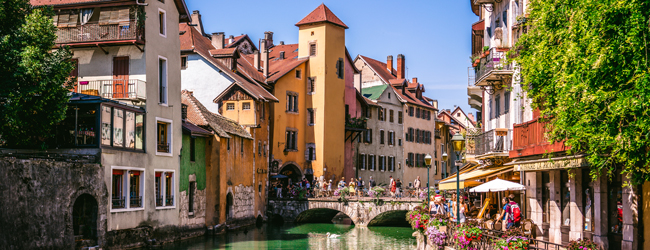 LISA-Sprachreisen-Erwachsene-Franzoesisch-Frankreich-Annecy-Fluss-Sommer-Blumen-Restaurants