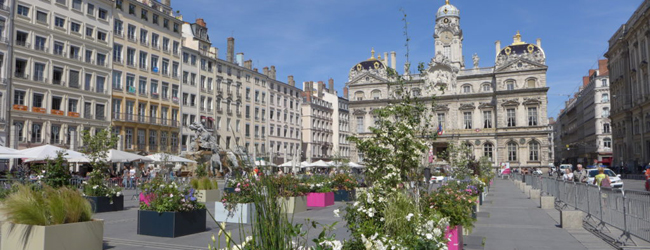 LISA-Sprachreisen-Erwachsene-Franzoesisch-Frankreich-Lyon-Innenstadt-Kirche-Platz-Cafe