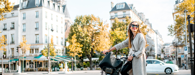 LISA-Sprachreisen-Erwachsene-Franzoesisch-Frankreich-Paris-Boulevards-Herbst-Seine-Spazieren