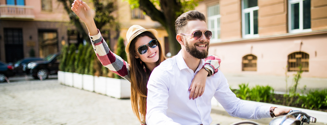 LISA-Sprachreisen-Erwachsene-Italienisch-Italien-Mailand-Strasse-Moped-Fahren-Sonnenbrille