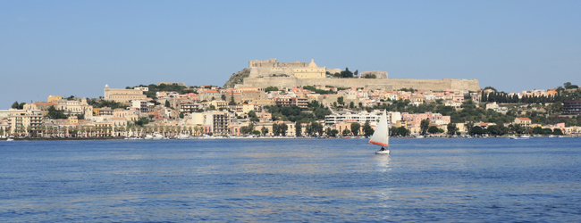 LISA-Sprachreisen-Erwachsene-Italienisch-Italien-Milazzo-Sizilien-Meerblick-Burg-Geschichte-Boot