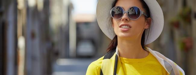 LISA-Sprachreisen-Erwachsene-Italienisch-Italien-Rom-Spaziergang-Hut-Sonne-Brille