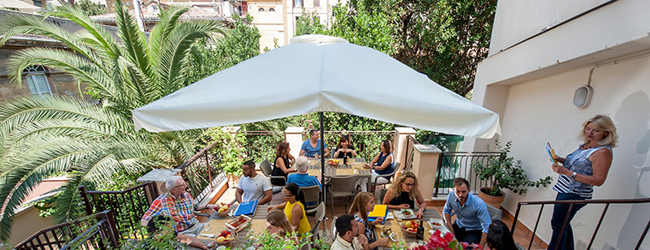 LISA-Sprachreisen-Erwachsene-Italienisch-Italien-Rom-Sprachschule-Pause-Terrasse-Fruehstueck