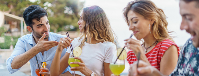 LISA-Sprachreisen-Erwachsene-Italienisch-Italien-Salerno-Drink-Strand-Meer-Gruppe