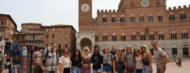 LISA-Sprachreisen-Erwachsene-Italienisch-Italien-Siena-Stadt-Piazza-Campo-Souvenir