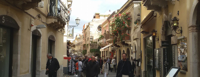 LISA-Sprachreisen-Erwachsene-Italienisch-Italien-Taormina-Altstadt-Gassen-Blumen-Geschaefte