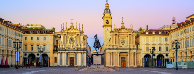 Die Piazza San Carlo in Turin mit barocken Gebäuden und dem Reiterdenkmal bei Sonnenuntergang, perfekt für eine LISA! Sprachreise Italienisch