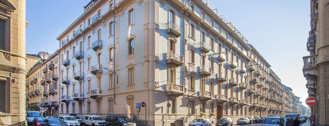 Blick auf eine elegante Straße mit historischen Gebäuden in Turin, ideal für eine LISA! Sprachreise Italienisch