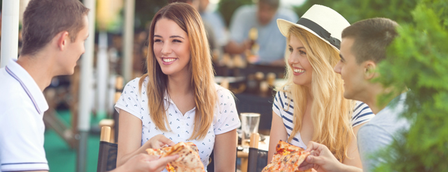 LISA-Sprachreisen-Erwachsene-Italienisch-Italien-Viareggio-Freizeit-Gruppe-Essen-Pizza