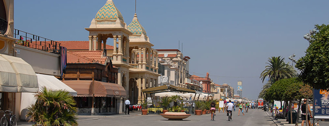 LISA-Sprachreisen-Erwachsene-Italienisch-Italien-Viareggio-Hauptstrasse-Historisch-Sommer-Palmen