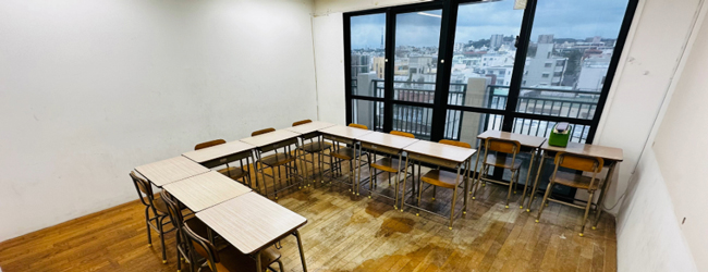 Blick in ein Klassenzimmer der LISA! Sprachschule in Okinawa mit Ausblick auf die Stadt