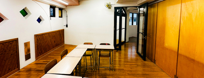 Klassenzimmer der LISA! Sprachschule in Naha, Okinawa, mit Stühlen, Tischen und Holzvertäfelung