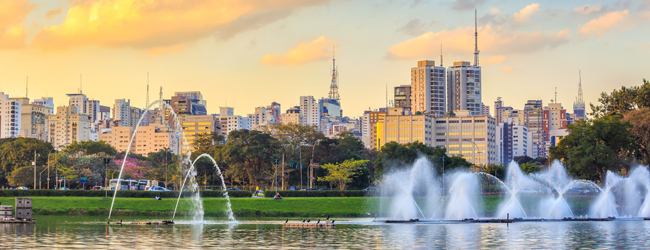 LISA-Sprachreisen-Erwachsene-Portugisisch-Brasilien-Sao-Paulo-Stadtansicht-Park-See-Hochhaeuser