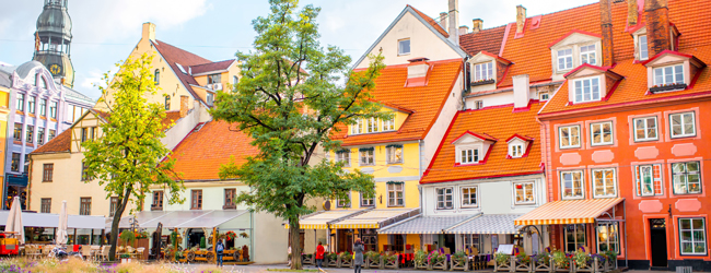 LISA-Sprachreisen-Erwachsene-Russisch-Lettland-Riga-Altstadt-Laeden-Markise-Kirche