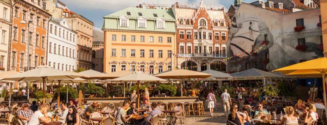 LISA-Sprachreisen-Erwachsene-Russisch-Lettland-Riga-Platz-Restaurant-Cafe-Sitzen