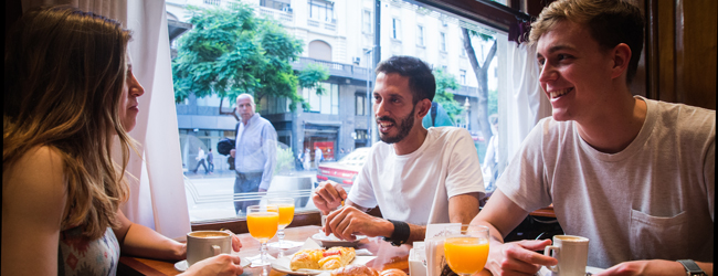 LISA-Sprachreisen-Erwachsene-Spanisch-Argentinien-Buenos-Aires-Cafe-Fruehstueck-Treffen-Freunde