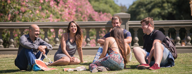 LISA-Sprachreisen-Erwachsene-Spanisch-Argentinien-Buenos-Aires-Park-Pause-Entspannen-Freunde