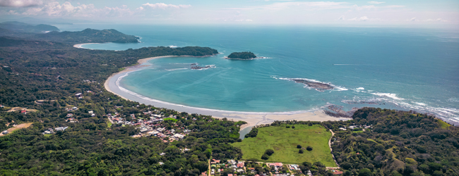 Sámara in Costa Rica mit feinen Sandstränden und Meer Luftaufnahme von der Bucht bei Sámara in Costa Rica