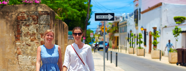 LISA-Sprachreisen-Erwachsene-Spanisch-Dominikanische-Republik-Santo-Domingo-Altstadt-Spaziergang-Blumen