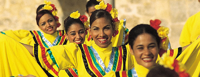 LISA-Sprachreisen-Erwachsene-Spanisch-Dominikanische-Republik-Santo-Domingo-Tradition-Tanz-Kostuem