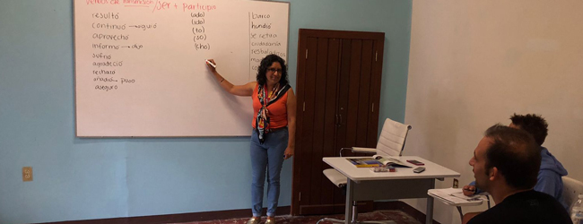 LISA-Sprachreisen-Erwachsene-Spanisch-Mexiko-Oaxaca-Sprachschule-Unterricht-Lehrerin-Tafel
