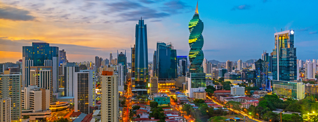 Skyline von Panama-Stadt am Abend mit leuchtenden Hochhäusern Blick auf die Skyline von Panama-Stadt beim Sonnenuntergang mit erleuchteten Hochhäusern