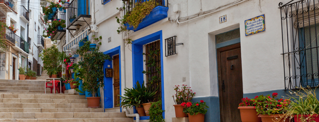 LISA-Sprachreisen-Erwachsene-Spanisch-Spanien-Alicante-Altstadt-Blumen-Treppen-Palmen