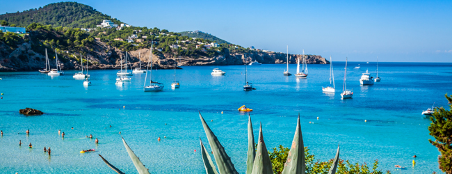 LISA-Sprachreisen-Erwachsene-Spanisch-Spanien-Ibiza-Blau-Meer-Boot-Himmel