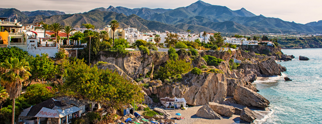 LISA-Sprachreisen-Erwachsene-Spanisch-Spanien-Nerja-Meer-Strand-Felsen-Berge