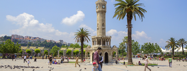 LISA-Sprachreisen-Erwachsene-Tuerkisch-Tuerkei-Izmir-Glocke-Turm-Platz-Spaziergang