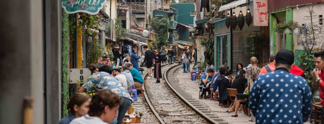 LISA-Sprachreisen-Erwachsene-Vienamesisch-Vietnam-Hanoi-Ausflug-Sehenswuerdigkeit-Train-Street