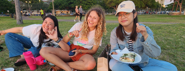 Drei Mädchen sitzen im Park und essen bei einer LISA! Sprachreise für Familien in Honolulu