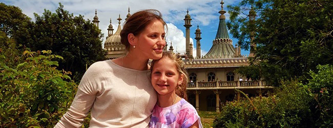 Eine Frau und ein Mädchen stehen vor dem Royal Pavillion in Brighton bei einer Sprachreise