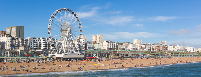 Blick auf den Strand von Brighton mit Riesenrad und Stadtansicht im Hintergrund während einer Sprachreise