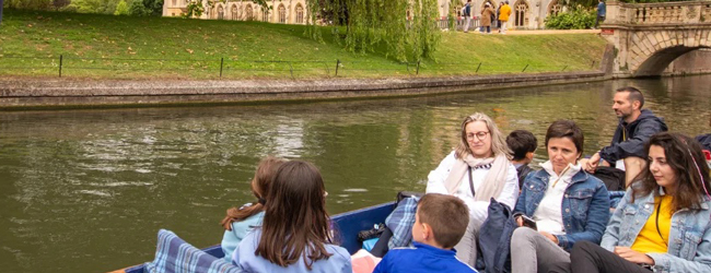 Bottsfahrt auf dem Fluß Cam in Cambridge bei einem Familiensprachkurs Englisch
