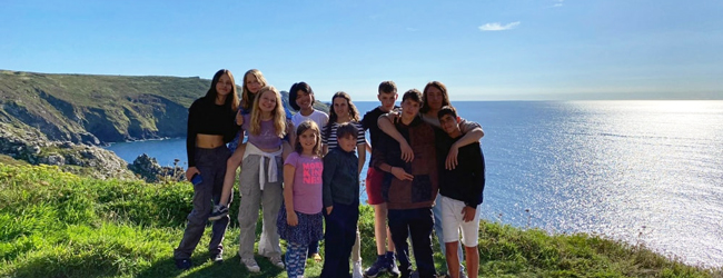 Eine Gruppe Kinder am Meer in Cornwall bei einem Englisch-Sprachkurs