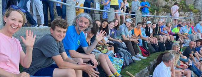Eltern und Kinder sitzen in einem Freilufttheater bei einer LISA! Familiensprachreise in Cornwall