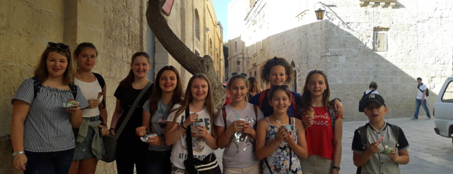 LISA-Sprachreisen-Familien-Englisch-Malta-San-Gwann-Ausflug-Kinder-Stadt-Eis-Essen