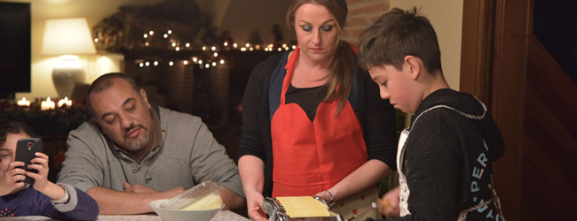 Familie lernt, wie man traditionelle italienische Pasta zubereitet, während eines Kochkurses im Rahmen einer LISA! Sprachreise in Salerno