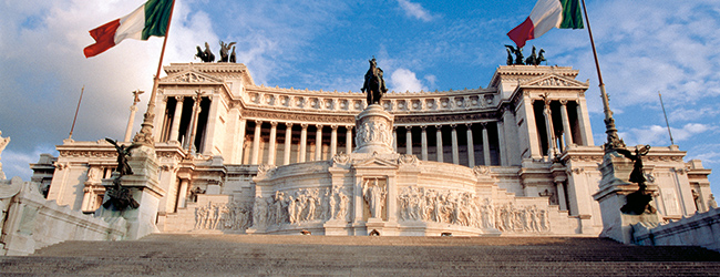 LISA-Sprachreisen-Italienisch-Rom-Nationaldenkmal-Monumento-Nazionale-a-Vittorio-Emanuele-II-italienische-Flagge-ewige-Stadt-Sightseeing-Forum-Romanum