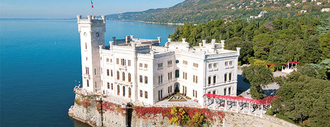 LISA-Sprachreisen-Italienisch-Triest-Schloss-Miramare-weiss-Aussicht-Adria-Meer-Berge-Waelder