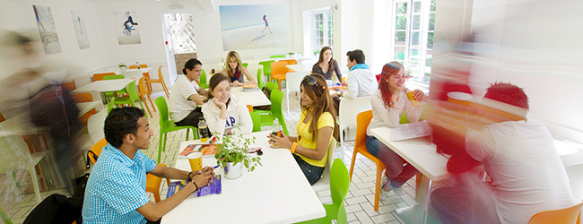 LISA-Sprachreisen-Schueler-Bournemouth-Park-Sprachschule-Cafeteria-Lounge-Teilnehmer