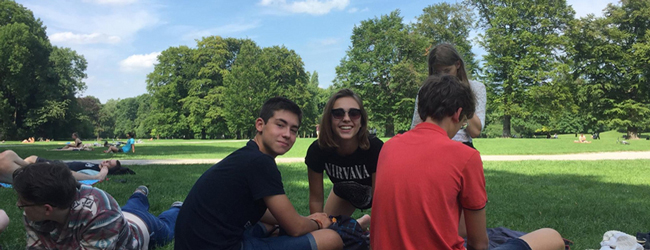 LISA-Sprachreisen-Schueler-Deutsch-Deutschland-Muenchen-Ausflug-Park-Picknick-Sommer