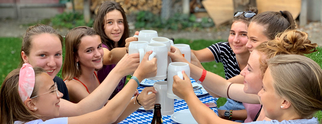 LISA-Sprachreisen-Schueler-Deutsch-Deutschland-Muenchen-Castle-Ausflug-Oktoberfest-Spass