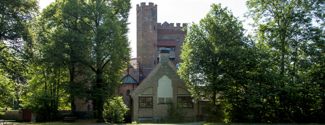 LISA-Sprachreisen-Schueler-Deutsch-Deutschland-Muenchen-Castle-Schule-Turm-Unterricht-Park